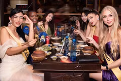 Thí sinh Miss Grand International thích thú trải nghiệm mâm cơm chuẩn Việt. (Ảnh: CTV/Vietnam+)