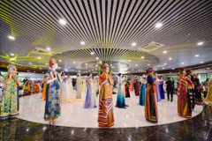 Thí sinh Miss Grand International trình diễn Áo dài truyền thống