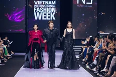 Nhà thiết kế Nguyễn Thành Danh trình làng những thiết kế mang tinh thần “futuristic.” (Ảnh: CTV/Vienam+)