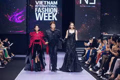Nhà thiết kế Nguyễn Thành Danh trình làng những thiết kế mang tinh thần “futuristic.” (Ảnh: CTV/Vienam+)