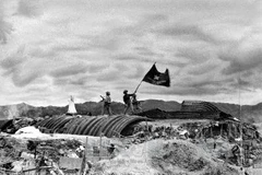 Lá cờ Quyết chiến quyết thắng của Quân đội Nhân dân Việt Nam tung bay trên nóc hầm tướng De Castries. (Ảnh: Triệu Đại/TTXVN)