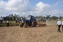 Tiền Giang ứng dụng san phẳng đồng ruộng bằng tia laser