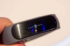 Vòng đeo tay thông minh TalkBand B1. (Nguồn: engadget)