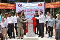 Lãnh đạo hai tỉnh Quảng Trị và tỉnh Salavan thực hiện nghi thức khánh thành cột mốc cuối cùng trên tuyến biến giới giữa hai tỉnh. (Ảnh: Hồ Cầu/TTXVN)