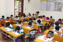 Giờ học Tiếng Việt của các em học sinh lớp 1 Trường Tiểu học Hà Nội-Điện Biên. (Ảnh: Quý Trung/TTXVN)