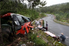 Vụ ôtô đâm vào vách núi: 3 người chết, 45 người đi cấp cứu