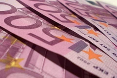 Đức: Ba học sinh nhặt được bọc tiền 12.000 euro ở bìa rừng