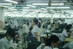 Công nhân làm việc tại một xưởng may. (Ảnh: Xuân Tình/Vietnam+)