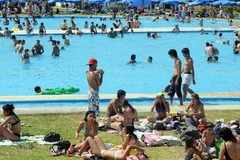 Người dân Argentina tránh nóng tại các bể bơi. (Nguồn: THX)