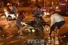 Triều cường gây ảnh hưởng lớn tới cuộc sống của người dân Cần Thơ. (Ảnh: Duy Khương/TTXVN)