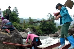 Lũ cuốn phăng cầu tạm Chu Va 6, một bản gần như bị cô lập