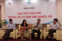 Nhà báo Nam Đồng tại buổi tọa đàm. (Ảnh: Quốc Ấn/Vietnam+)