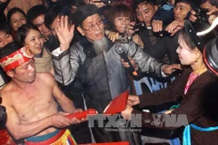 Nghi lễ ''linh tinh tình phộc''. (Ảnh: Anh Tuấn/TTXVN)