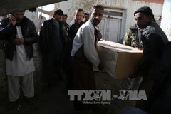 Chuyển thi thể người thiệt mạng trong một vụ đánh bom tại tỉnh Ghanzi, Afghanistan. (Nguồn: THX/TTXVN)