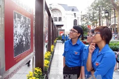 Khách xem triển lãm ảnh tại Công viên Lam Sơn 2013. (Ảnh: Phương Vy/TTXVN)