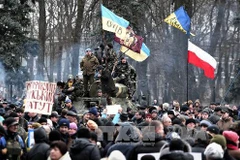 Người biểu tình tập trung bên ngoài tòa nhà Quốc hội ở Kiev ngày 28/2. (Nguồn: AFP/TTXVN)