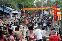 Du khách hành hương lễ Phật chùa Hương. (Nguồn: TTXVN)