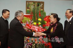 Bí thư TW Đảng, Trưởng Ban Dân vận TW Hà Thị Khiết nhận hoa chúc mừng. (Ảnh: Nguyễn Dân/TTXVN)