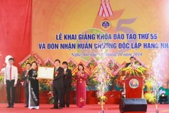 Trường Đại học Vinh đón nhận Huân chương Độc lập hạng Nhất