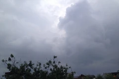 Mưa rào và dông tiếp diễn tại hầu hết các khu vực trên cả nước