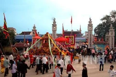 Khu đền thờ Vua Mai trong ngày lễ hội. (Ảnh: Lan Xuân/TTXVN)