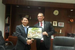 Tổng Lãnh sự Lê Viết Duyên và Thủ hiến Vùng lãnh thổ Bắc Australia Adam Giles. (Ảnh: Tổng Lãnh sự quán Việt Nam tại Perth cung cấp) 