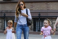 Ngắm phong cách quyến rũ của các "mẹ sao" khi đưa con đi học