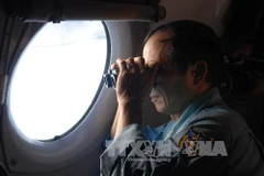 Lực lượng cứu hộ của Việt Nam đang quan sát trên biển khu vực phía tây nam đảo Côn Sơn để tìm tung tích chiếc máy bay bị mất tích. (Ảnh: Mạnh Linh/TTXVN)