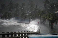 Bão Hagupit tiếp tục càn quét tại Philippines làm 2 người chết
