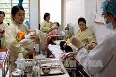 Điều trị các bệnh nhi mắc bệnh sởi tại Bệnh viên Nhi Trung ương, Hà Nội. (Ảnh: Dương Ngọc/TTXVN)