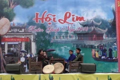 Các liền anh liền chị biểu diễn Quan họ trong Hội Lim. (Ảnh: Thanh Thương/Vietnam+)