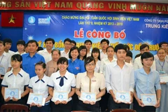 TP. HCM: Trao 67 suất học bổng cho sinh viên vượt khó học giỏi
