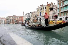 Đi dạo trên đường phố Venice bằng thuyền đáy bằng. (Nguồn: Italy Haven)
