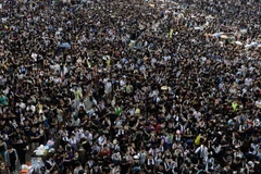 Bất ổn tại Hong Kong khiến chứng khoán toàn cầu nhuộm sắc đỏ