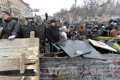 Người biểu tình dỡ những chướng ngại vật trong cuộc biểu tình ở Kiev ngày 21/1. (Nguồn: AFP/TTXVN)