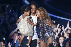 Beyonce và Jay Z "khóa môi" đắm đuối, đập tan tin đồn ly hôn 
