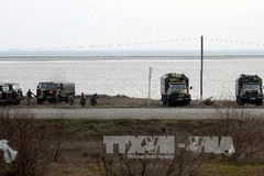 Binh sỹ Ukraine gác tại trạm kiểm soát ở dải đất thuộc khu vực tự trị Crimea ngày 8/3. (Nguồn: AFP/TTXVN)