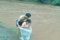 Điện Biên: Để cô và trò không phải vượt suối bằng túi nylon