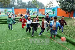 Học sinh trường Mầm non B Thanh Liệt, huyện Thanh Trì, Hà Nội, vui chơi ngoài trời. (Ảnh: Quý Trung/TTXVN)