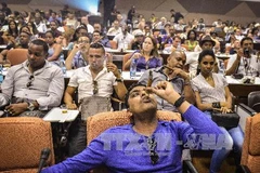 Các thí sinh tham gia Cuộc thi hút xì gà giữ tàn dài nhất tại Lễ hội xì gà Cuba. (Nguồn: AFP/TTXVN)