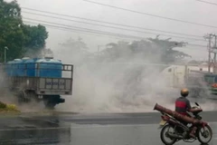 Xe tải làm rò rỉ 1.500 lít axít, mặt đường sôi sùng sục