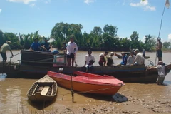 Vớt được thi thể đầu tiên trong vụ chìm xuồng tại Bến Tre 