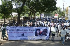 Tuần hành lên án các nhóm khủng bố tại Mali sát hại 2 nhà báo Pháp ở thị trấn Kidal, miền đông bắc Mali ngày 2/11/2013. Ảnh minh họa. (Nguồn: AFP-TTXVN)