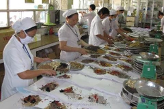 Bốc thuốc điều trị cho bệnh nhân tại Bệnh viện Y học cổ truyền. (Ảnh: Phương Vy/TTXVN)