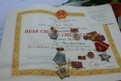 Trưng bày chuyên đề “Hồ sơ cán bộ đi B qua tài liệu lưu trữ”