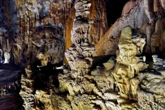 Hà Giang: Huyền ảo dòng thác nhũ hang Đán Pióong 