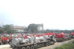 Các đồng bào dân tộc tỉnh Tuyên Quang long trọng đón tượng Bác Hồ