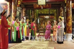 Biểu diễn nghệ thuật dân gian trong Lễ hội truyền thống Đền Bạch Mã. (Ảnh: Anh Tuấn/TTXVN)