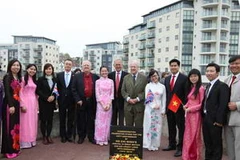 Dâng hoa kỷ niệm ngày sinh nhật Bác Hồ tại Vương quốc Anh