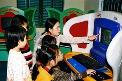 IBM Việt Nam tặng dụng cụ học tập công nghệ cao cho trẻ khó khăn